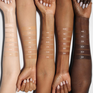 SurrealSkin® Natural Finish Foundation - Bajo Pedido