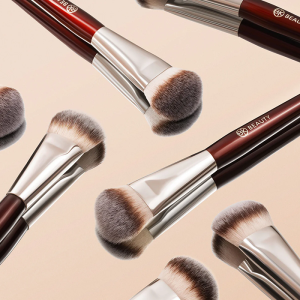 109 Mini Contoured Foundation Brush