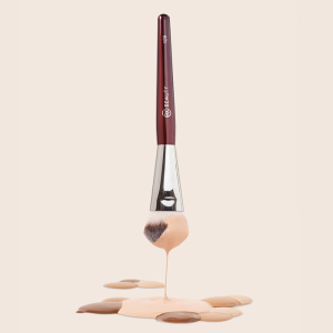 109 Mini Contoured Foundation Brush